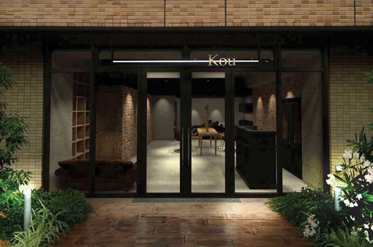 淡いカラーの女性